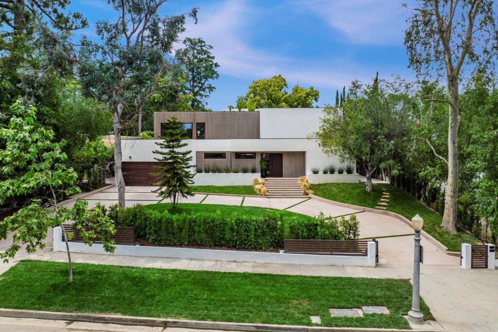 Luxury modern custom home with pool in Los Angeles